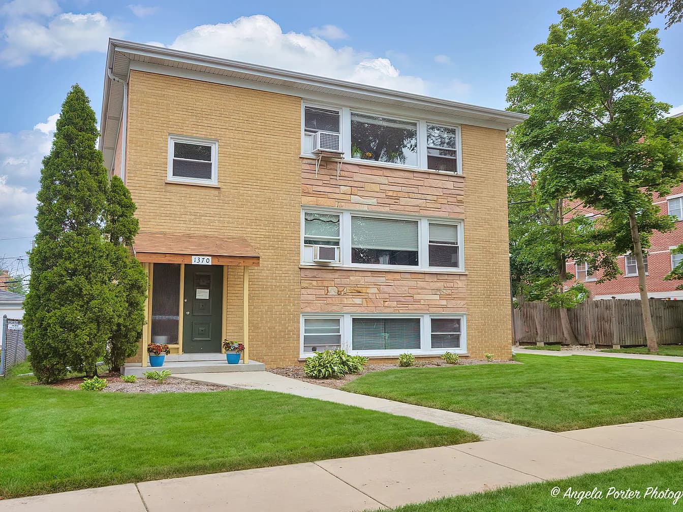 Exterior of 1370 Harding Ave, Des Plaines, IL 60016