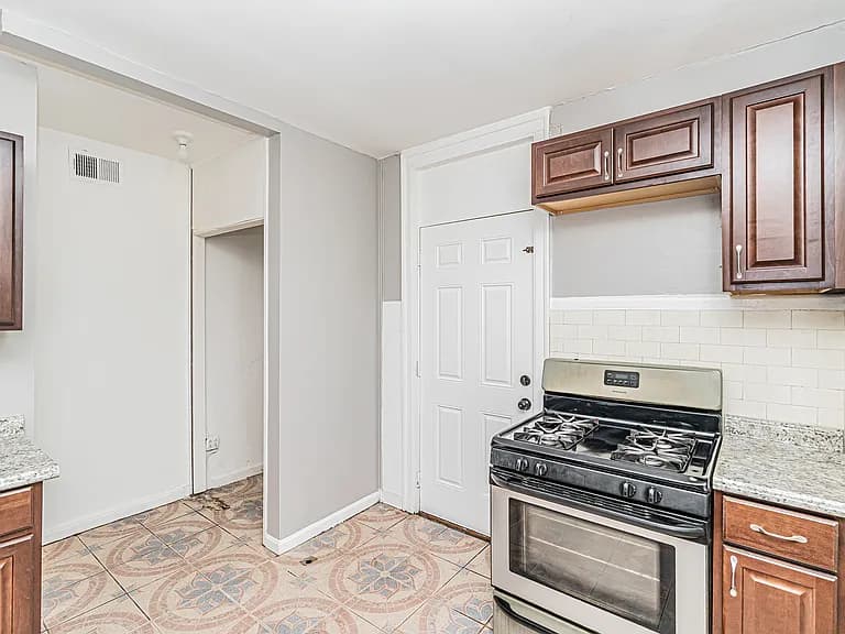 Gallery view 2 of 6535 N Artesian Ave, Chicago, IL, 60645