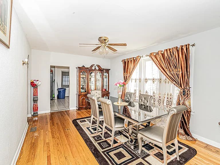 Gallery view 20 of 6535 N Artesian Ave, Chicago, IL, 60645
