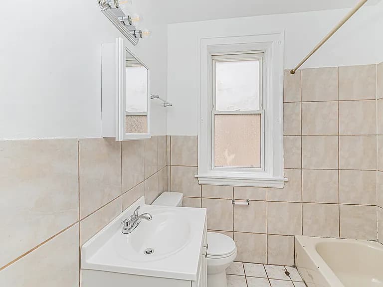 Gallery view 23 of 6535 N Artesian Ave, Chicago, IL, 60645