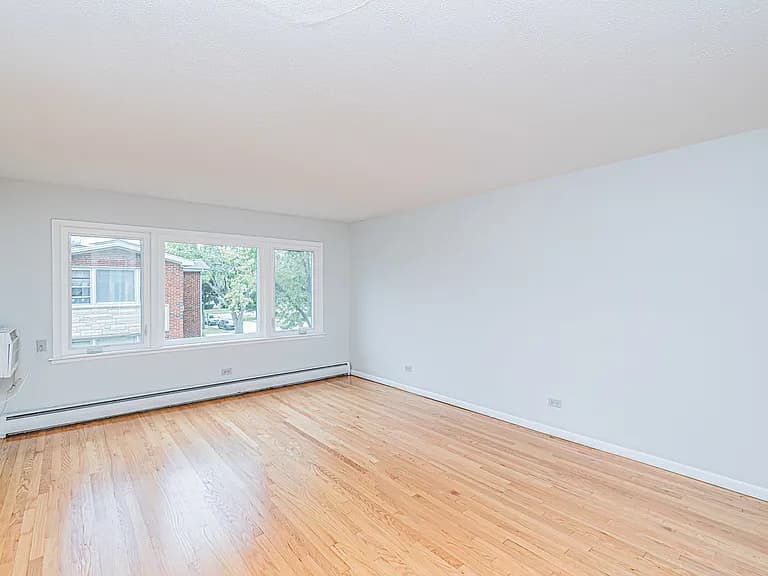 Gallery view 2 of 1044 Willson Dr, Des Plaines, IL 60016