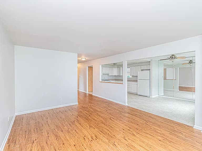 Gallery view 8 of 1044 Willson Dr, Des Plaines, IL 60016