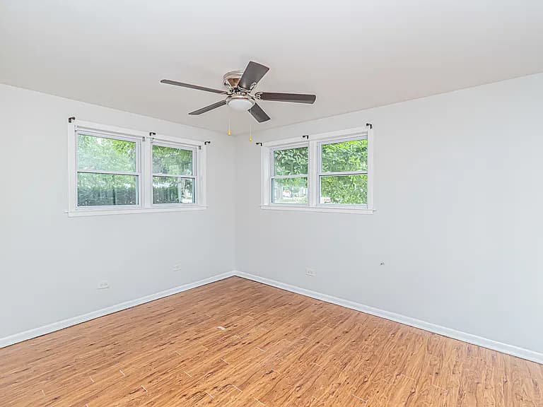 Gallery view 12 of 1044 Willson Dr, Des Plaines, IL 60016