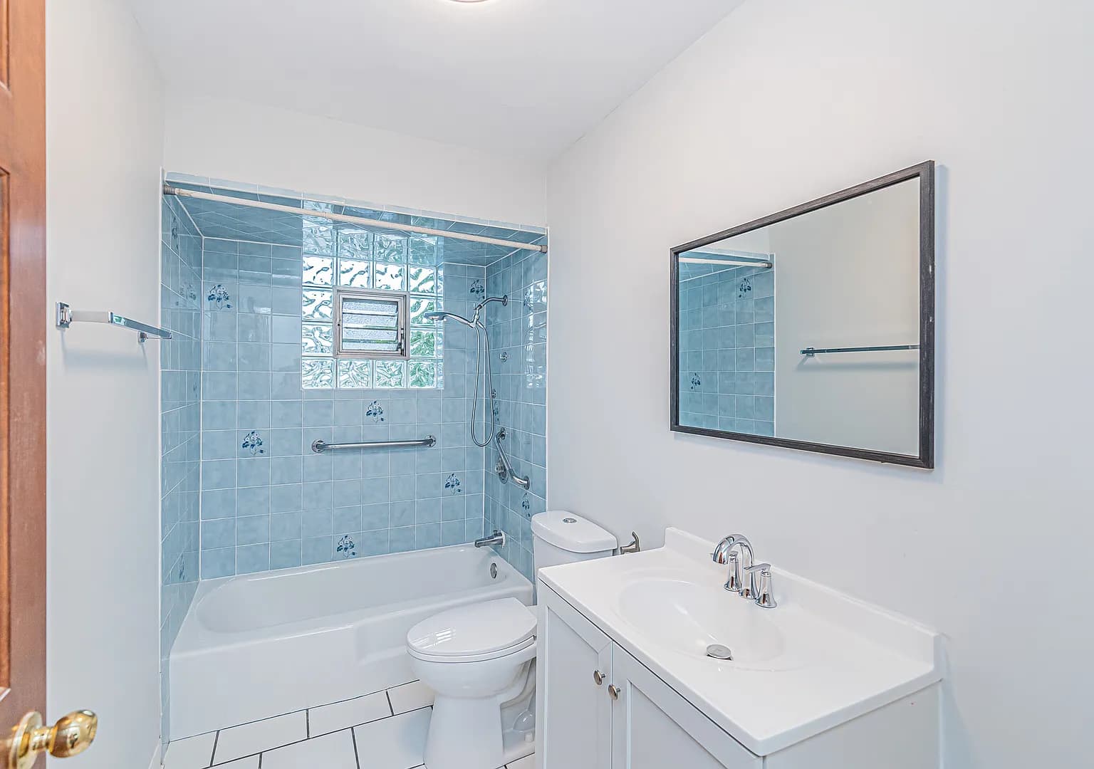 Gallery view 16 of 1044 Willson Dr, Des Plaines, IL 60016