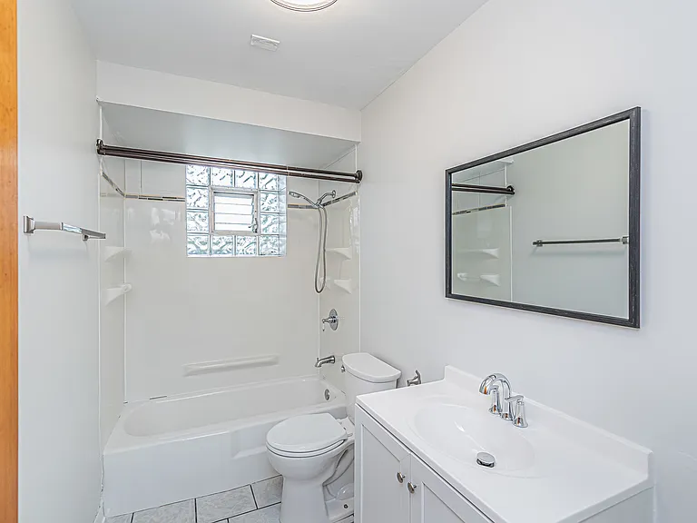 Gallery view 17 of 1044 Willson Dr, Des Plaines, IL 60016