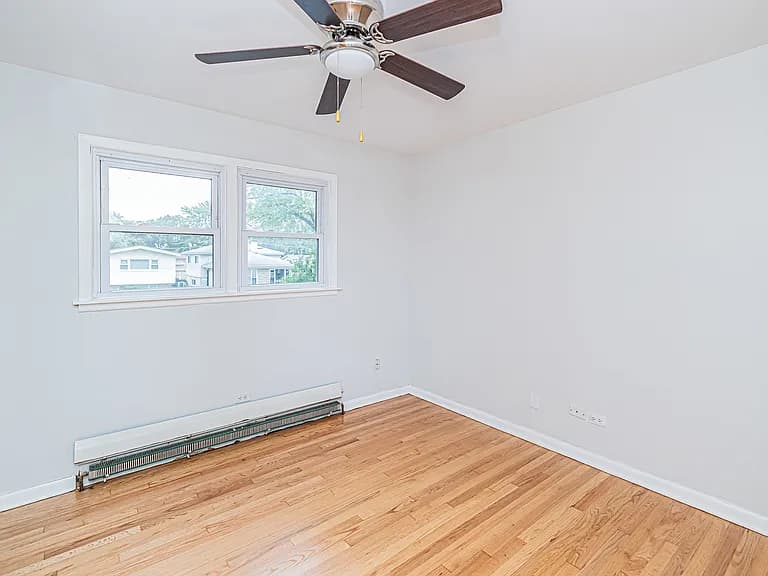 Gallery view 23 of 1044 Willson Dr, Des Plaines, IL 60016