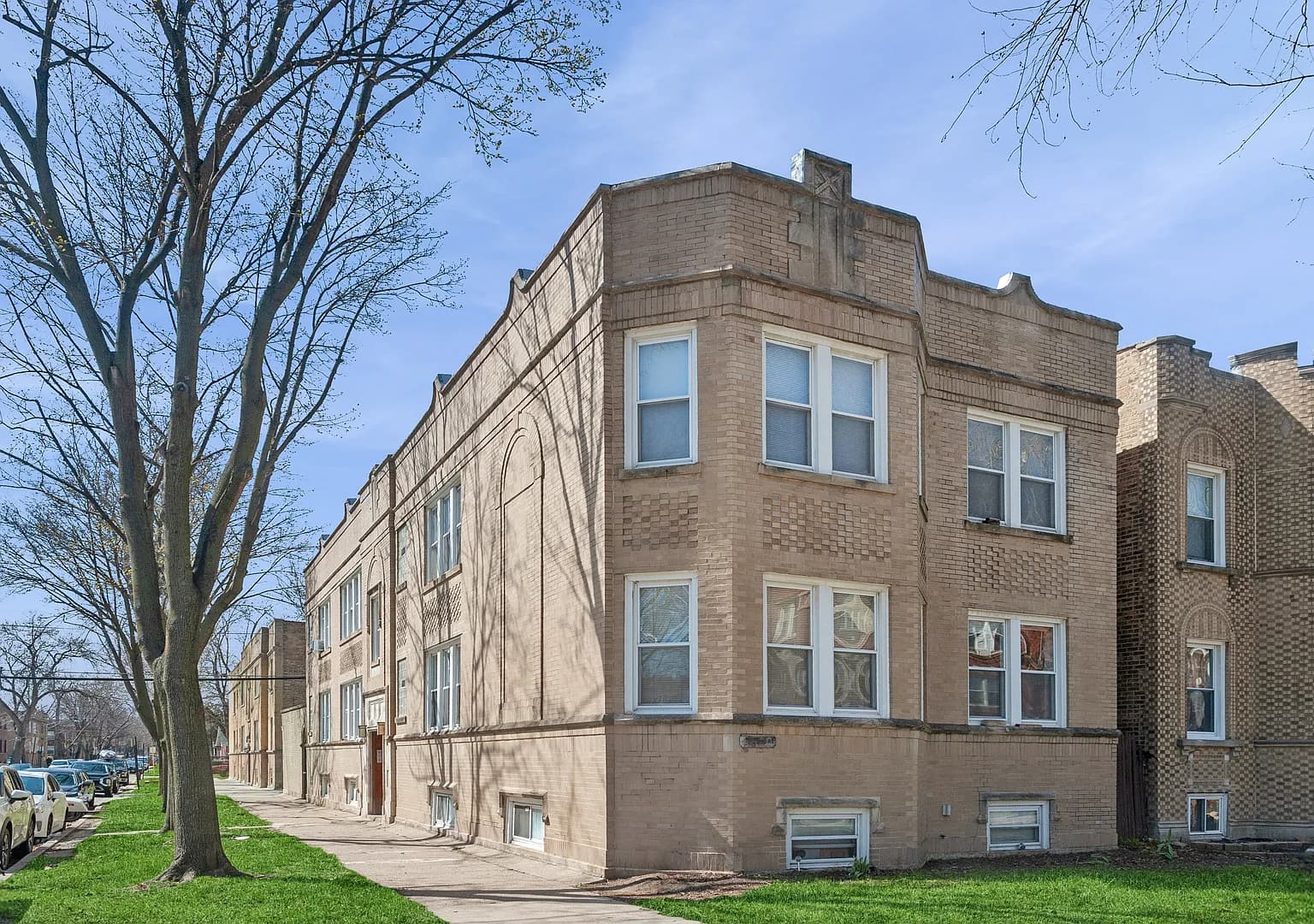 Exterior of 2440-42 W Ardmore Ave, Chicago, IL 60659