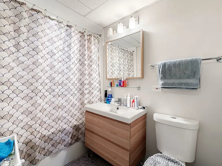Full bathroom in the one-bedroom Monroe Street condo