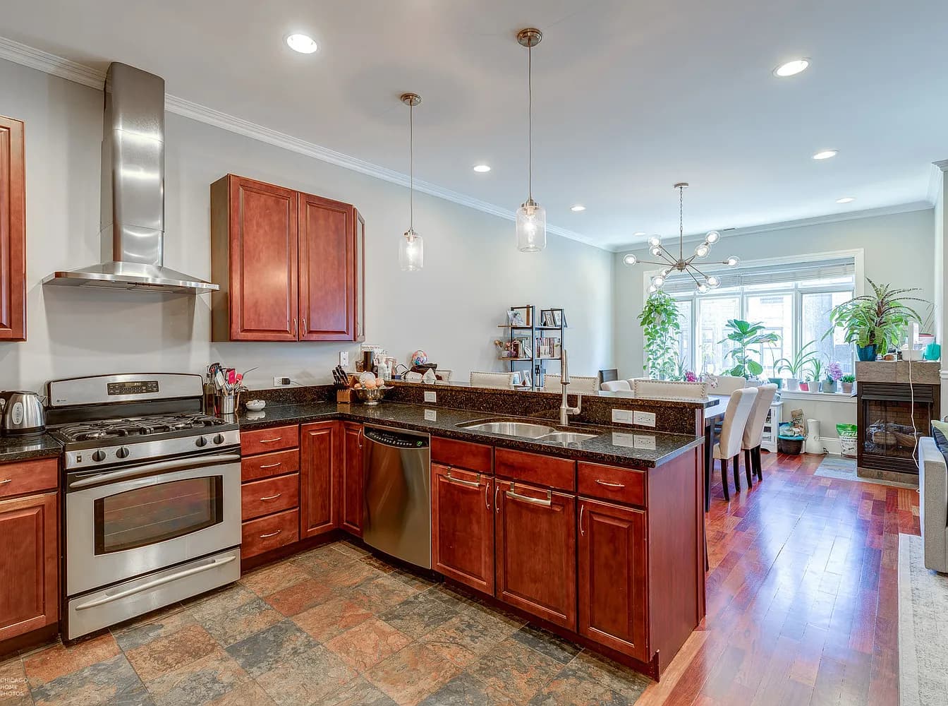 Gallery view 2 of 1154 W Diversey Pkwy Apt 2W, Chicago, IL 60614