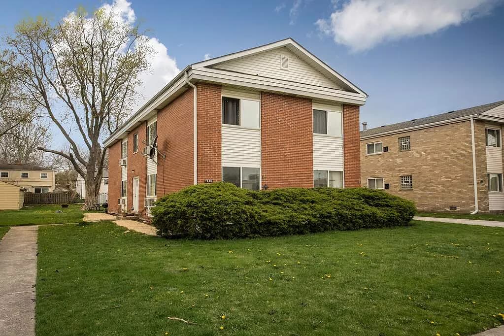 Exterior of 440 N 3rd Ave, Des Plaines, IL 60016