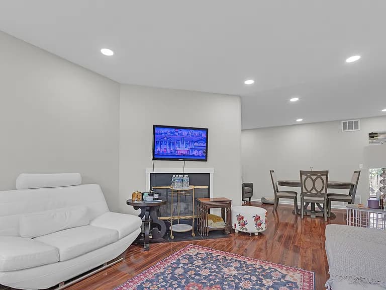 1916 Cheltenham Place property